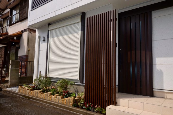 目隠しフェンス 玄関周りのリフォームで毎日が気持ちよく エクステリア 庭づくりの専門店 ザ スタイル ガーデンデザイン 東京 神奈川